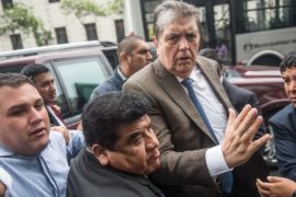 Перуанцы протестуют против бегства экс-президента в посольство Уругвая