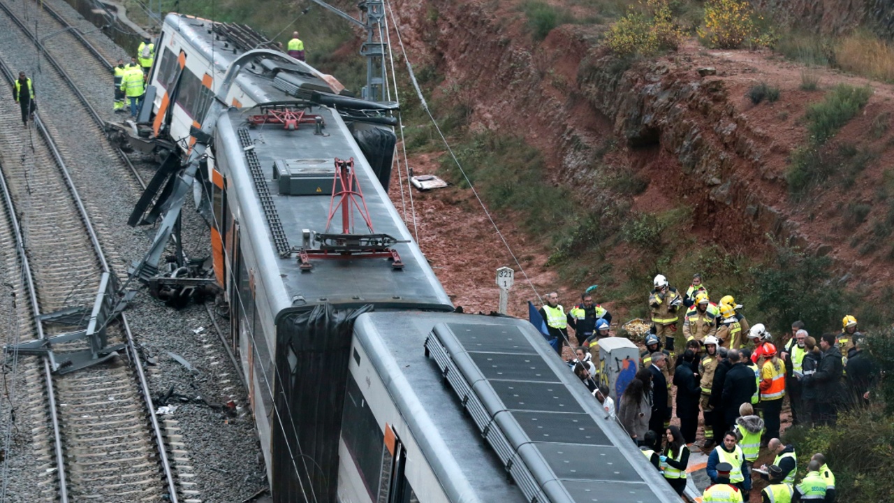Оползень сбил с рельсов пассажирский поезд в Каталонии