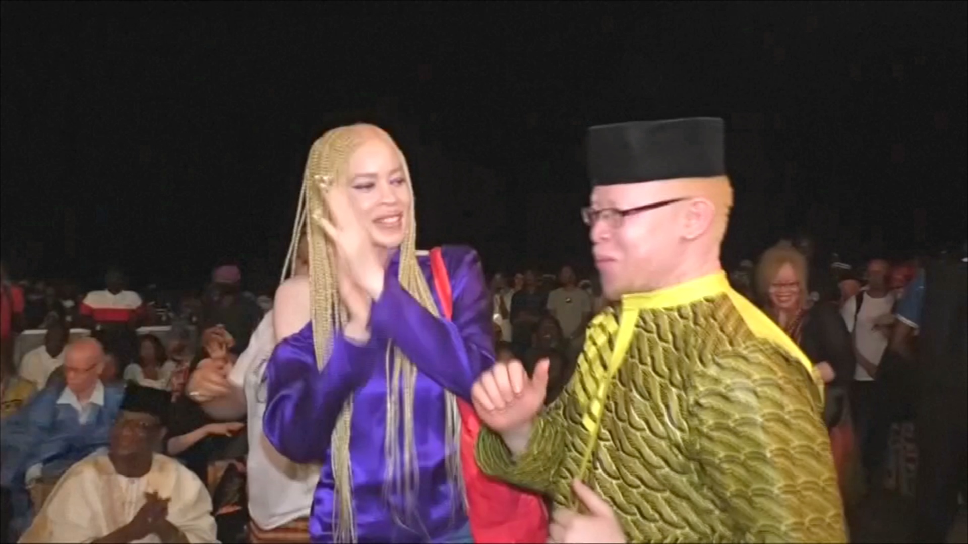 Певец-альбинос в Мали дал концерт в защиту таких, как он