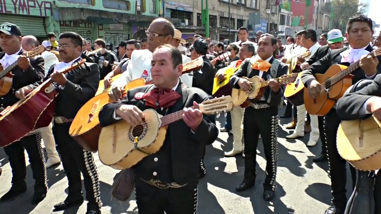 Мариачи провели в Мехико ежегодное шествие