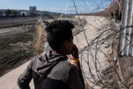Ограждения и колючая проволока: в Тихуане пытаются не пускать мигрантов в США