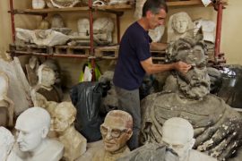 Реставраторы Буэнос-Айреса «лечат» статуи после рук вандалов