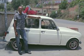 Молодые водители на Мадагаскаре выбирают старенькие Renault 4L