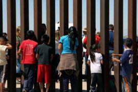 Мексика выслала 100 мигрантов, пытавшихся прорваться через границу в США