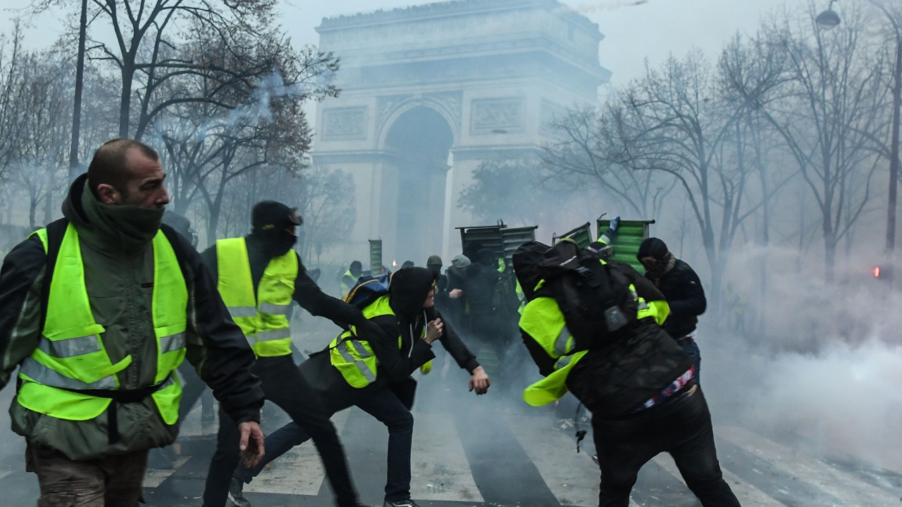 «Жёлтые жилеты» устроили погром в Париже, более 400 человек задержаны