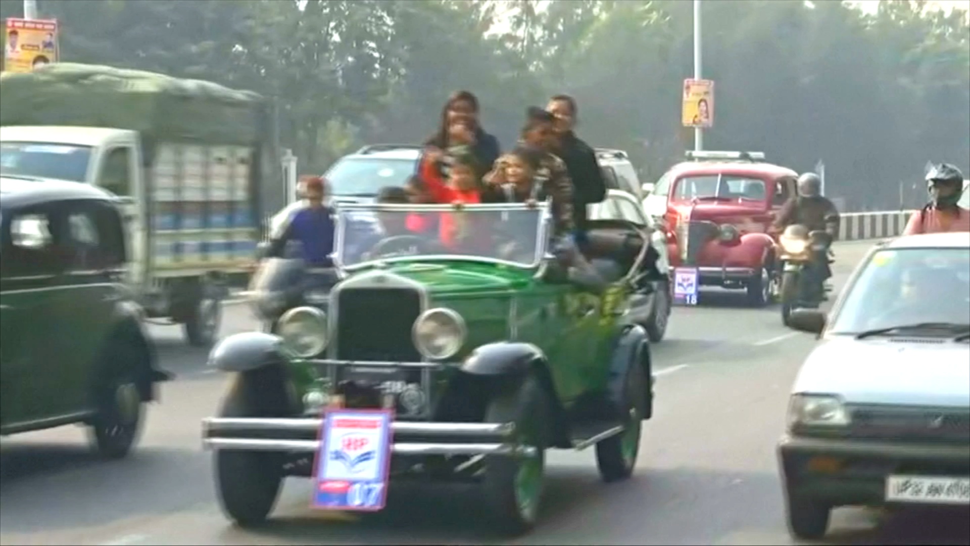 Винтажные авто вышли на дороги индийского города Лакхнау