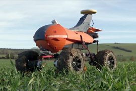 Робот-фермер ищет на полях сорняки и вредителей