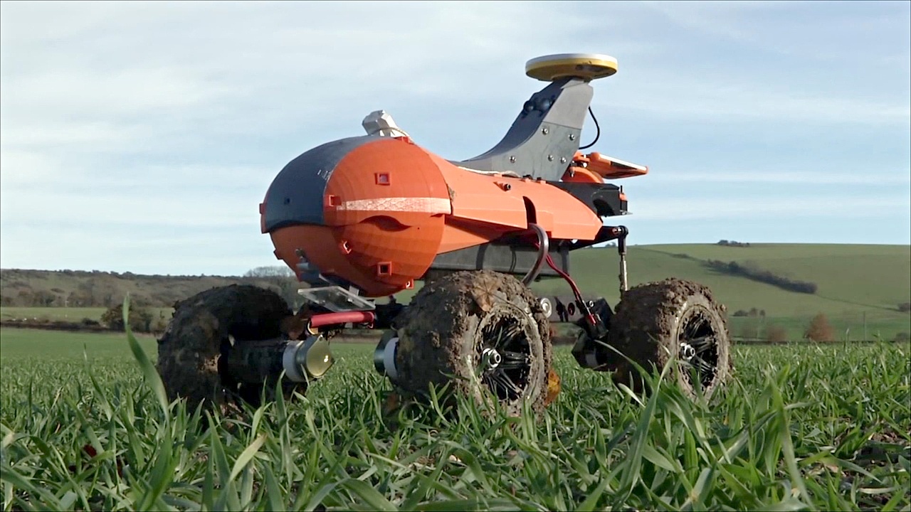 Робот-фермер ищет на полях сорняки и вредителей