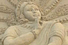 Грандиозные скульптуры из песка создали на фестивале в Индии