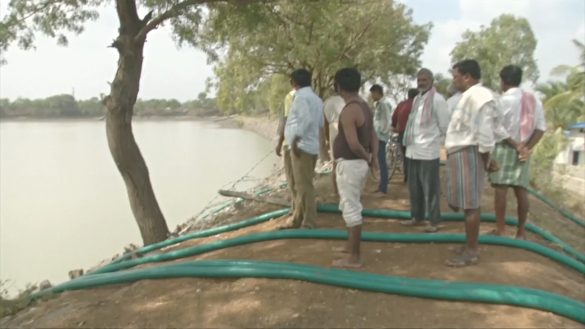 В Индии власти вынуждены осушить озеро, в котором утопилась ВИЧ-инфицированная