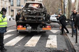 Улицы Парижа убирают после новых погромов «жёлтых жилетов»