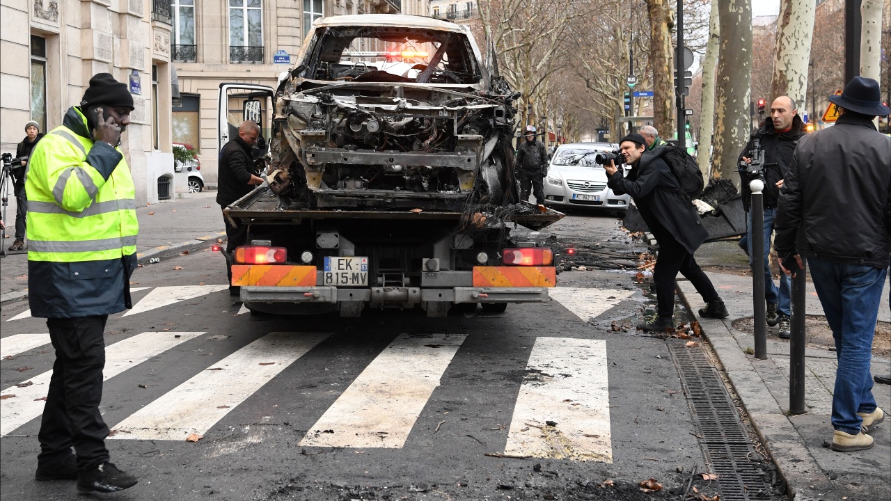 Улицы Парижа убирают после новых погромов «жёлтых жилетов»