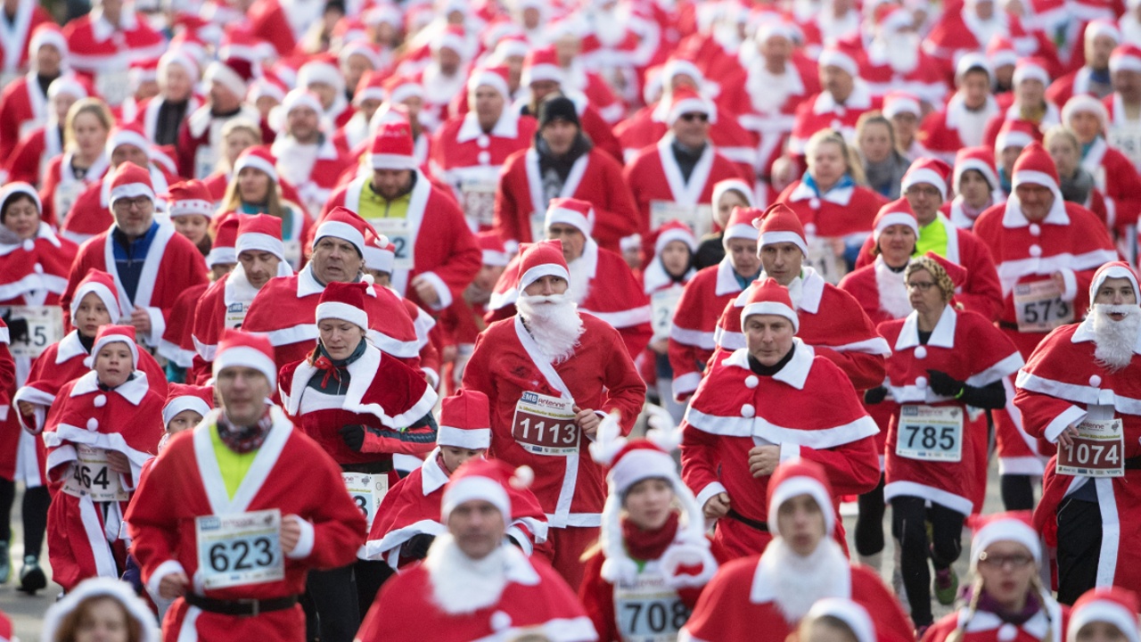 Тысячи Санта-Клаусов вышли на забег в Германии и Испании