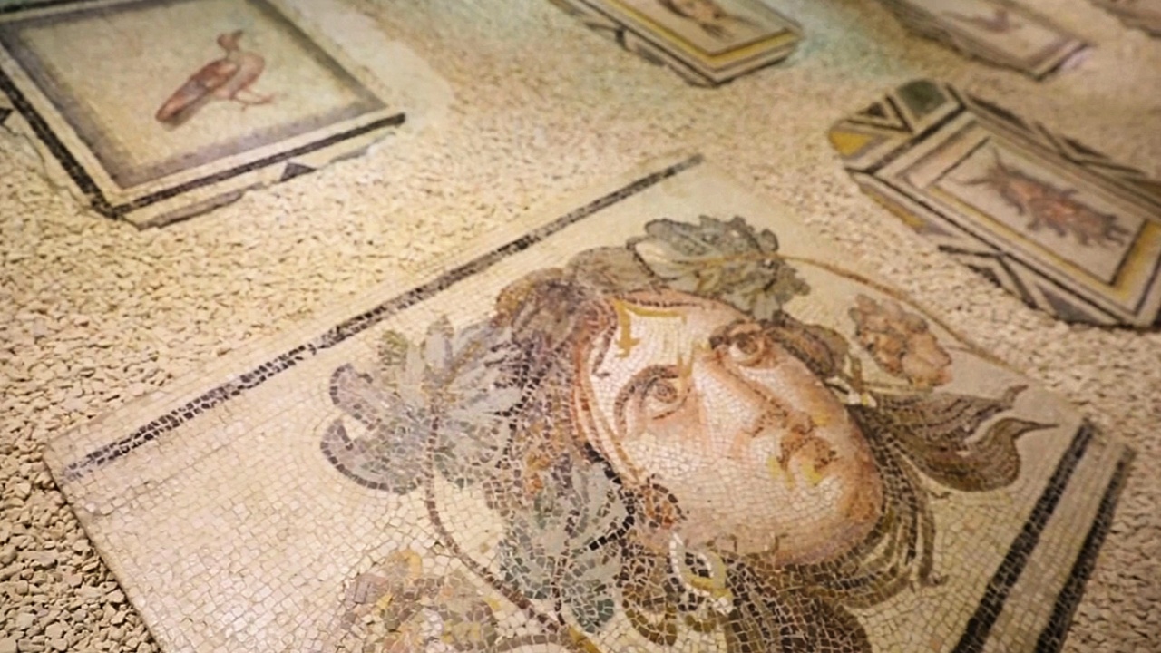 Фрагменты античной мозаики «Цыганка» представили в Турции