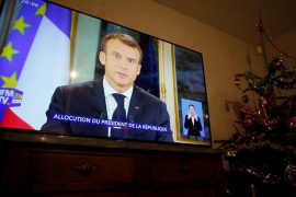 Президент Франции повысит минимальную зарплату и снизит налоги