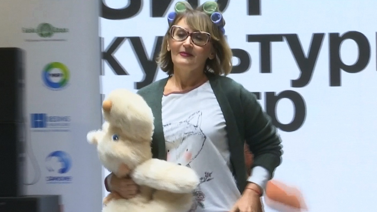 Как бабушки в пижамах прошлись по модному подиуму в Москве