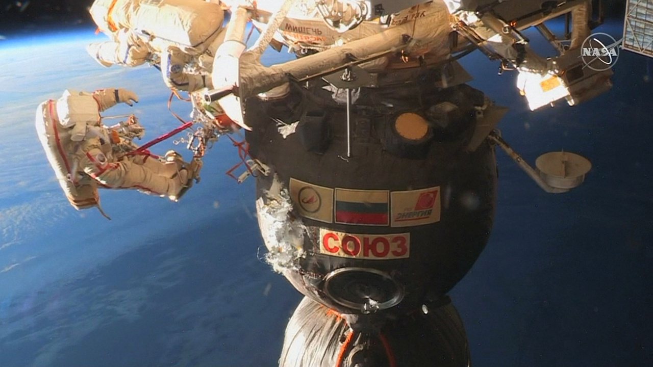 Кононенко и Прокопьев в открытом космосе обследовали отверстие в «Союзе»