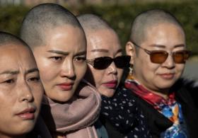 Жёны четверых заключённых адвокатов в Китае обрили головы в знак протеста