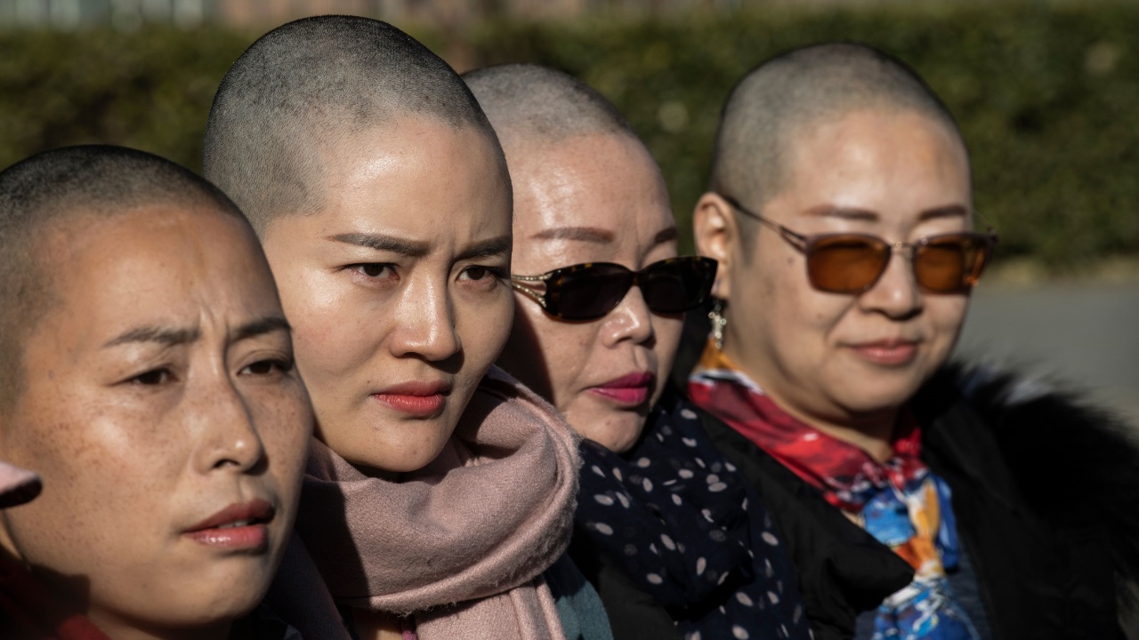 Жёны четверых заключённых адвокатов в Китае обрили головы в знак протеста