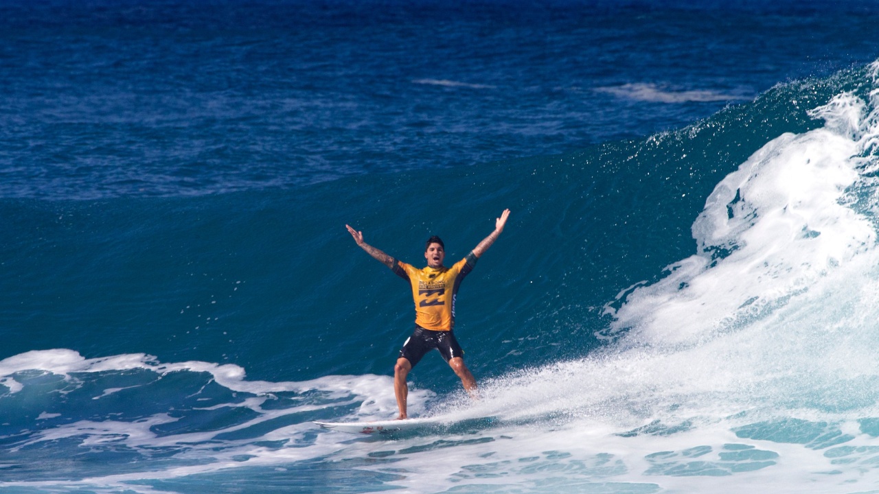 Кто стал победителем международного состязания сёрферов на Гавайях