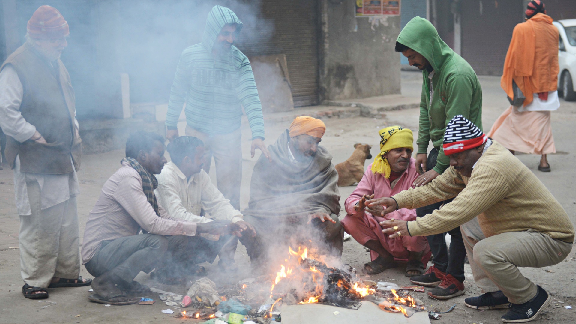 В Дели сильно похолодало, для бездомных организовали ночлежки