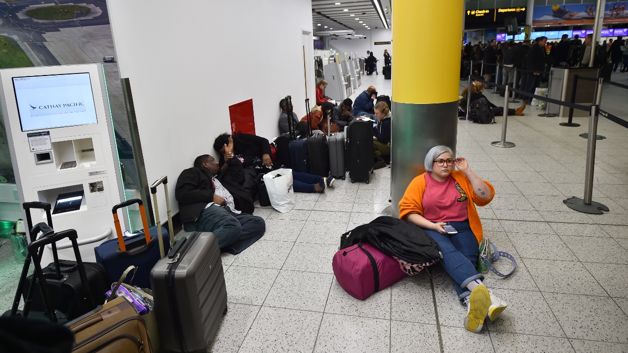 Нашествие дронов: аэропорт в Лондоне закрыли, тысячи пассажиров не улетели