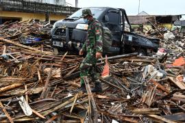 Число жертв цунами в Индонезии превысило 370