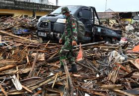 Число жертв цунами в Индонезии превысило 370