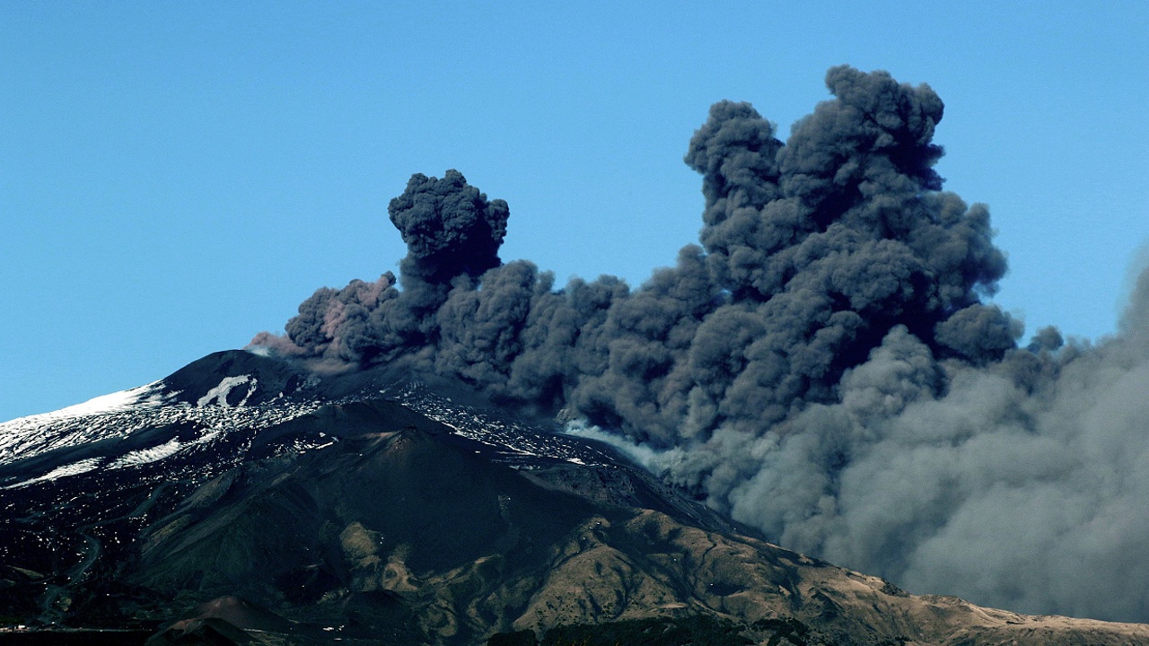 Сицилийский вулкан Этна начал извергать дым и пепел