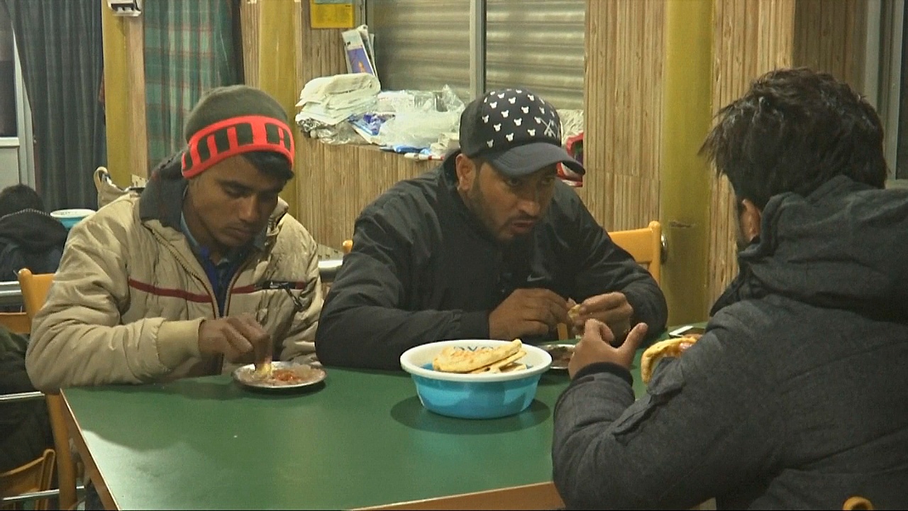 Кашмирцы едят «хариссу», чтобы согреться в зимние дни