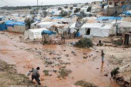 На севере Сирии ливни топят лагеря для переселенцев