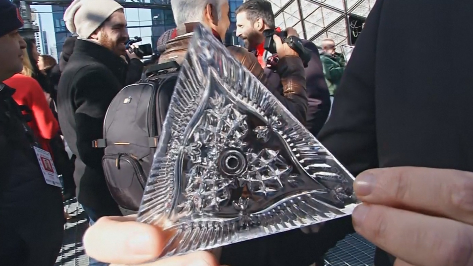 Новогодний шар на Таймс-сквер украсили новыми кристаллами