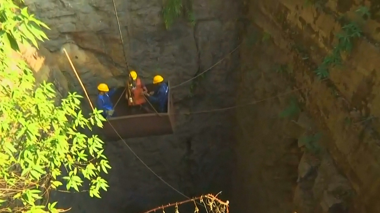 В Индии 15 шахтёров почти 3 недели находятся в затопленной шахте