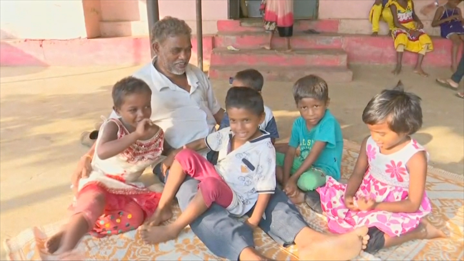 Индийские супруги уже 30 лет содержат детский приют