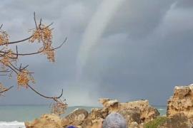 Водяной смерч у побережья Кипра приковал внимание людей