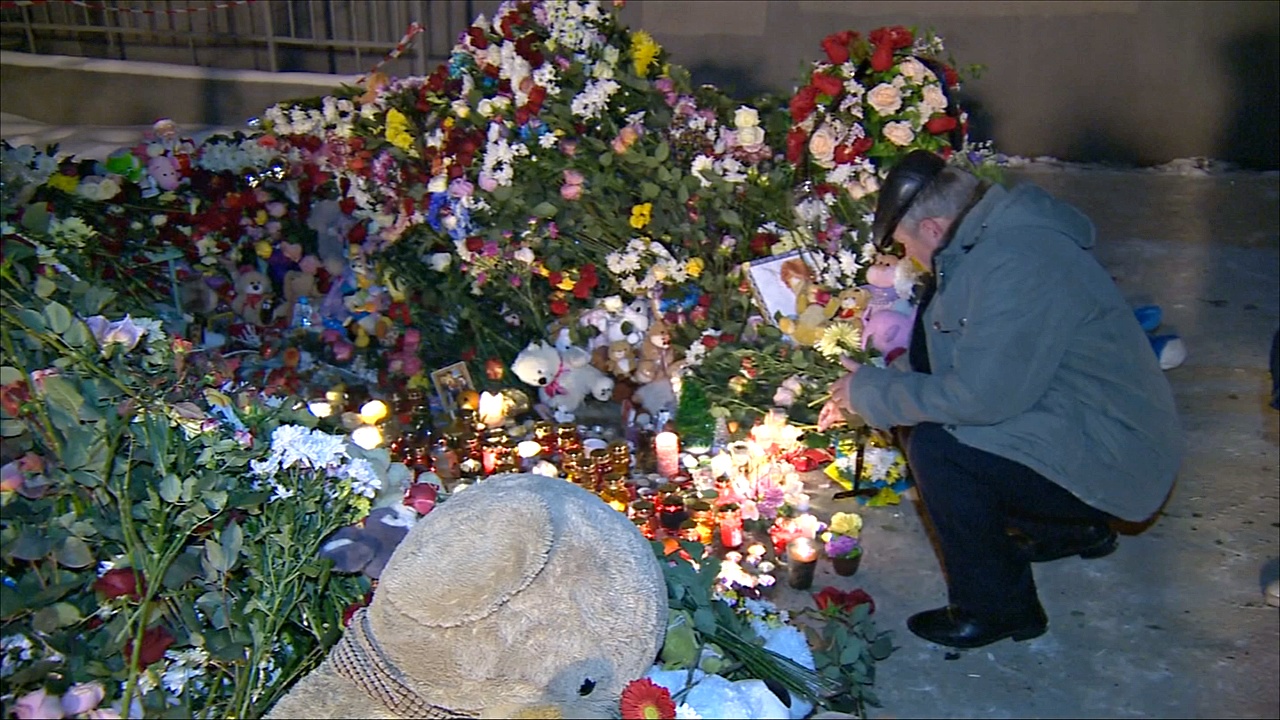 К месту трагедии в Магнитогорске несут цветы и свечи