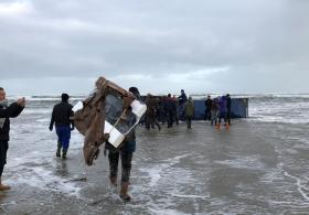 Утерянные в море контейнеры с товарами вымывает на побережье Голландии