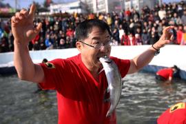 На фестивале рыбной ловли тысячи корейцев и туристов ловят форель