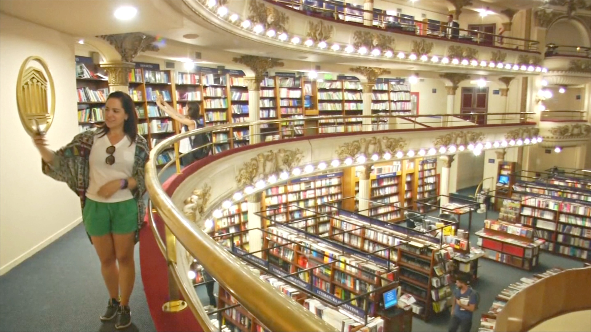 В Буэнос-Айресе огромный книжный магазин расположился в старинном театре