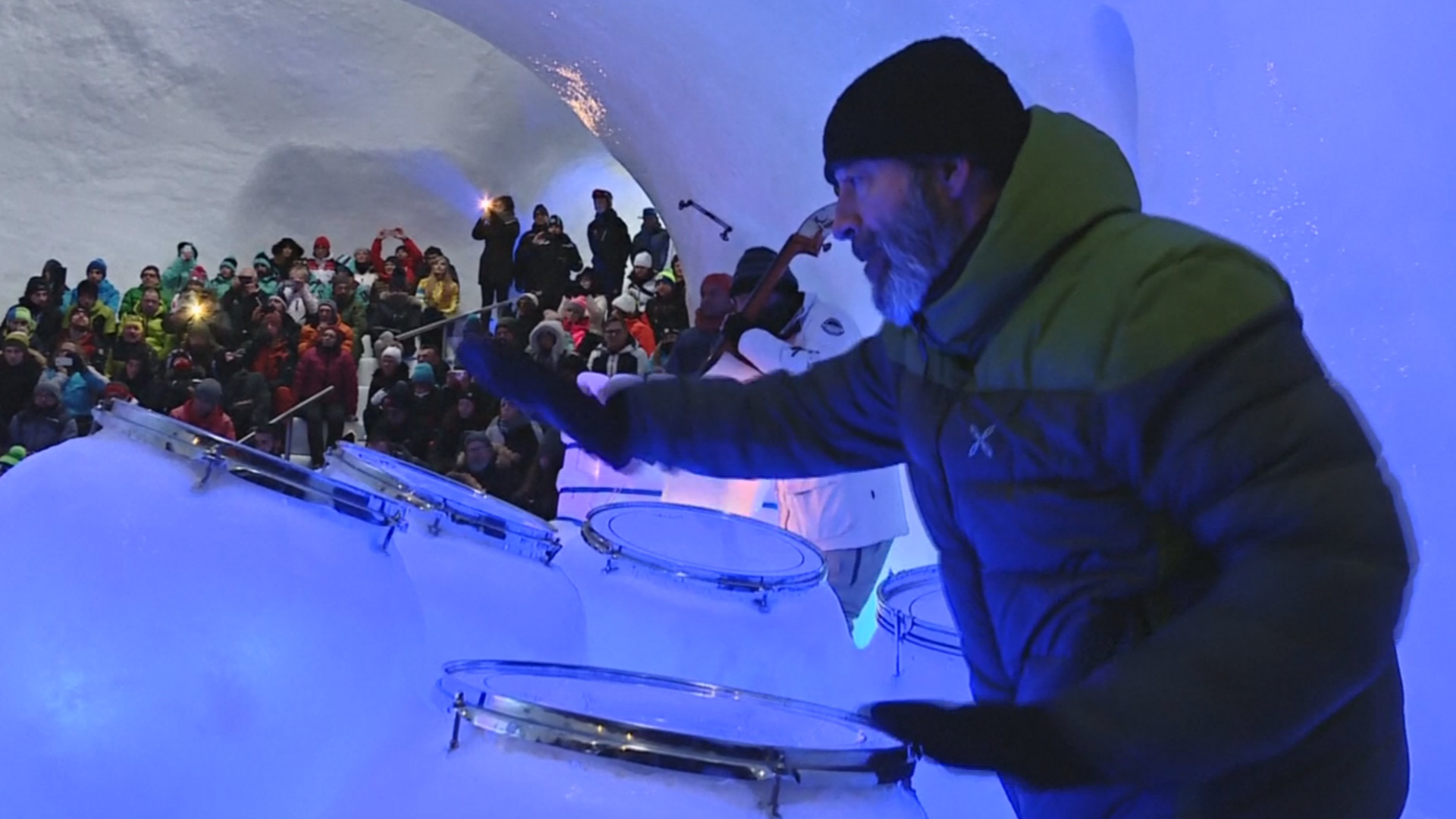 Ледяной музыкой в снежном иглу удивляют туристов в Италии