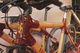 Угандиец делает велосипедные рамы из бамбука