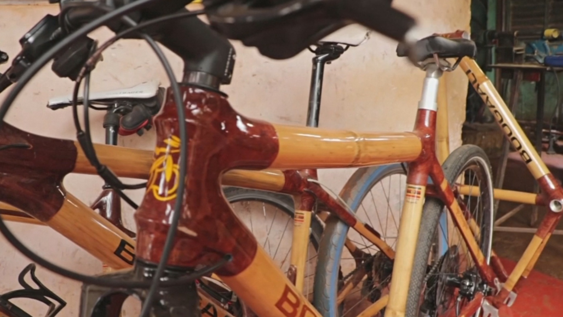 Угандиец делает велосипедные рамы из бамбука