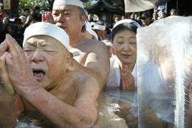 Почти 100 японцев окунулись в ледяную воду ради здоровья