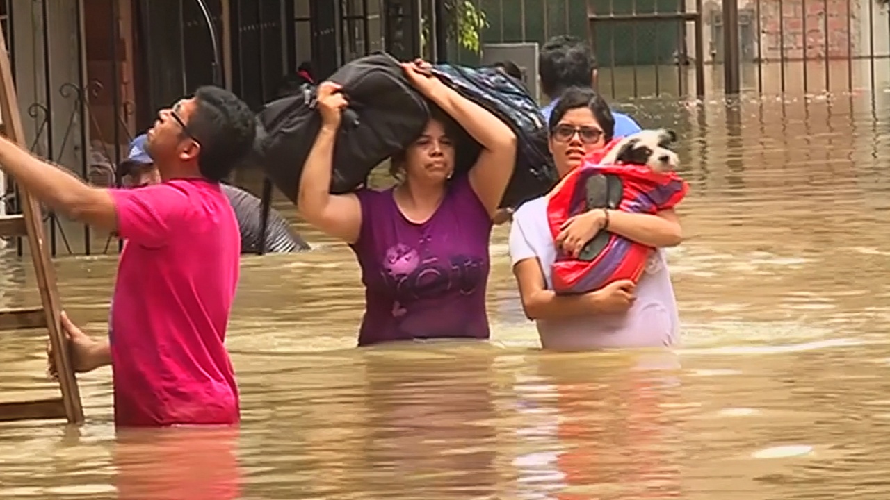 Прорыв канализации в Лиме: людей эвакуируют