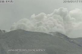 На острове Кутиноэрабу в Японии извергается вулкан
