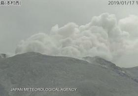 На острове Кутиноэрабу в Японии извергается вулкан