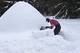 Польский плотник построил иглу благодаря снегопадам