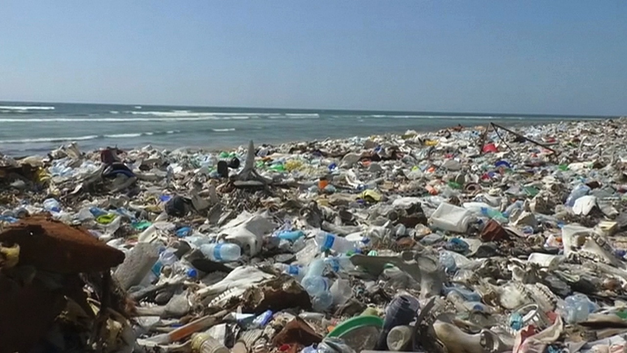 В Сомали пластиковые отходы превращают в кровельную плитку