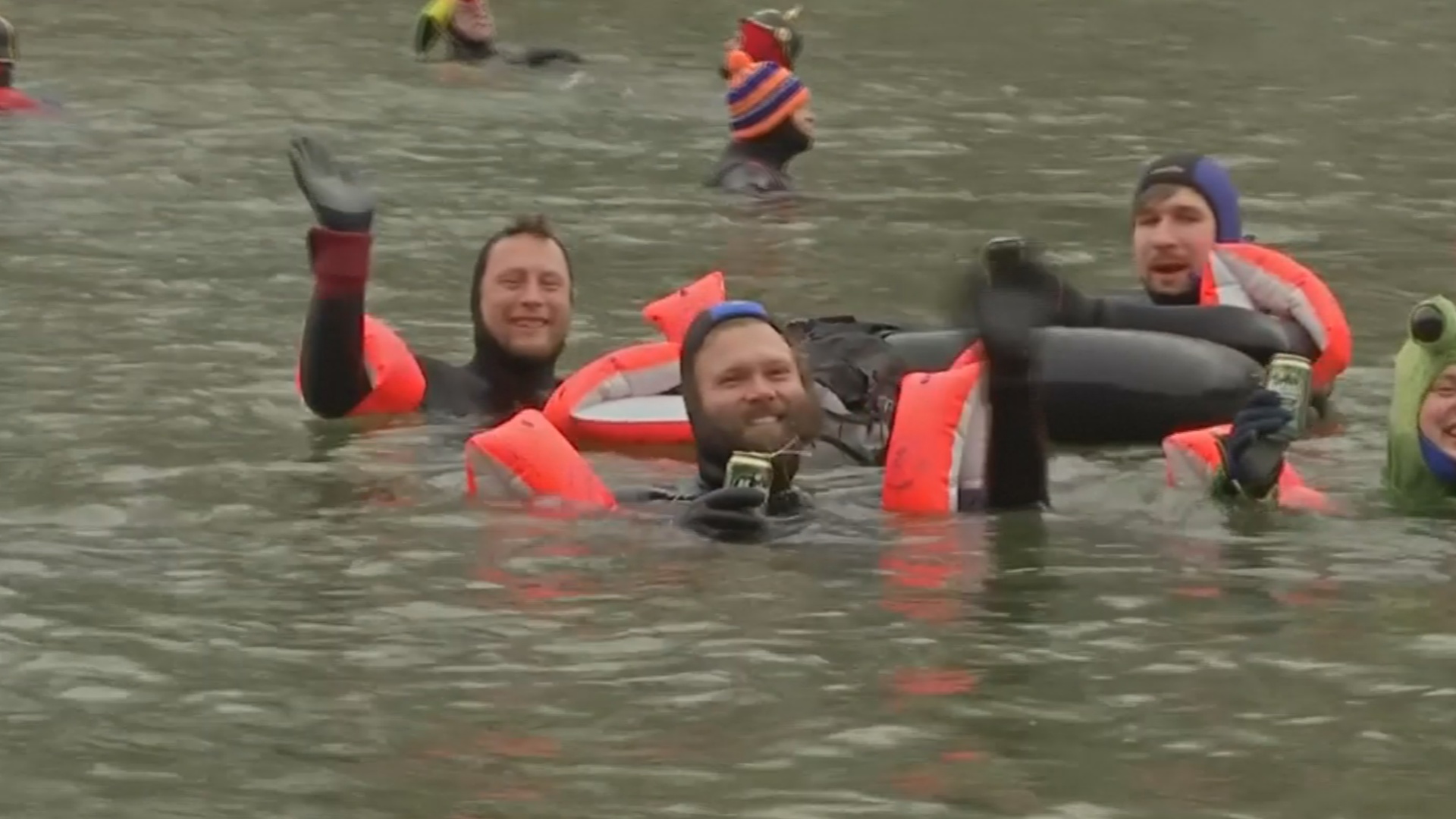 Почти 2000 человек поучаствовали в заплыве по зимнему Дунаю