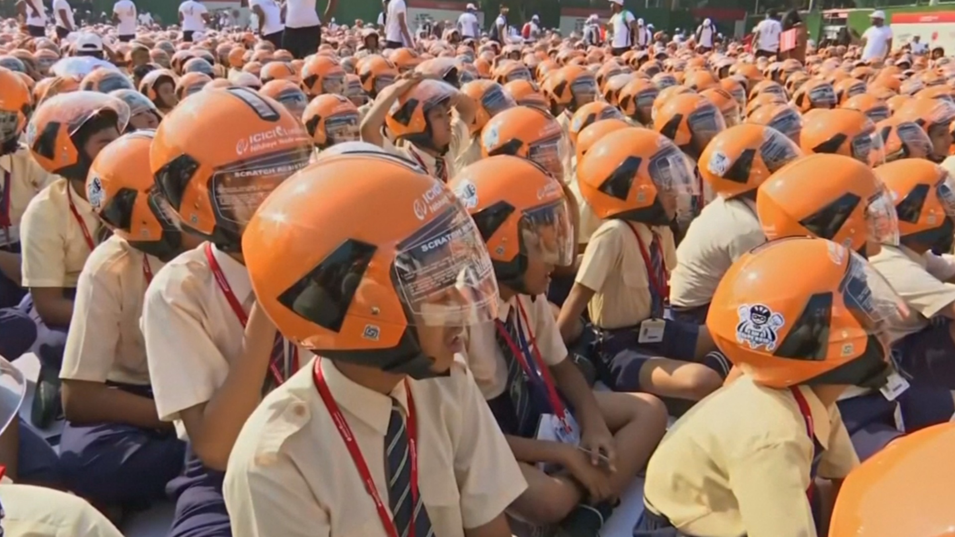 В Индии установили рекорд, собрав самую большую группу людей в защитных шлемах